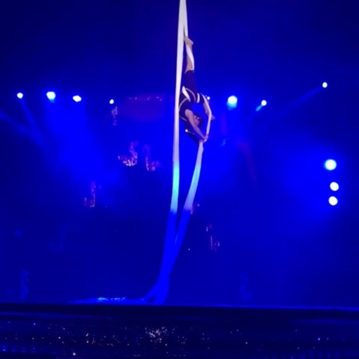 Aluna de circo da Nósmesmos se apresenta no Circo Las Vegas