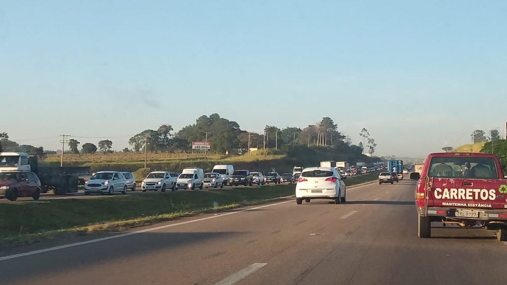 Acidente envolvendo dois caminhões deixa dois feridos na SP/75