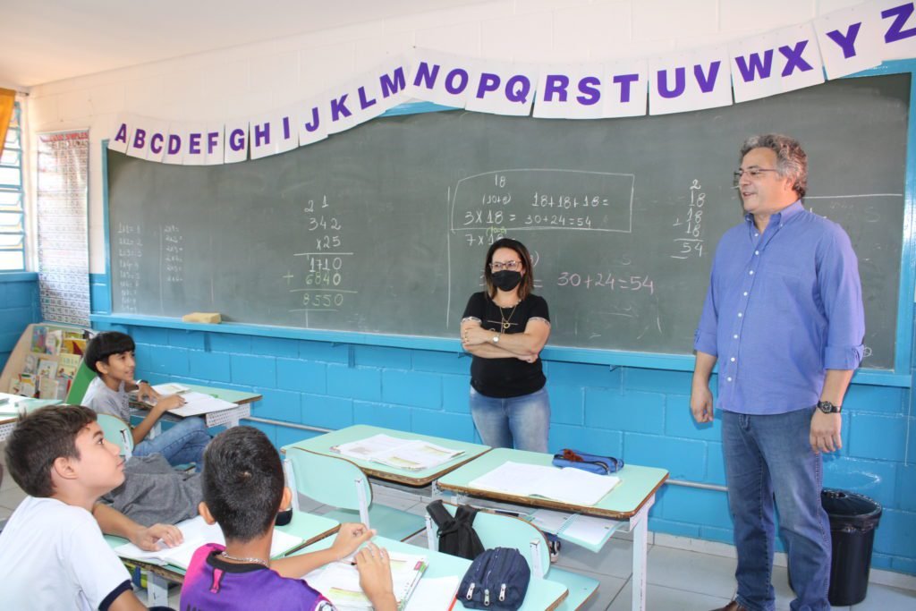 Prefeito Guilherme Gazzola reinaugura escola e anuncia reforma administrativa