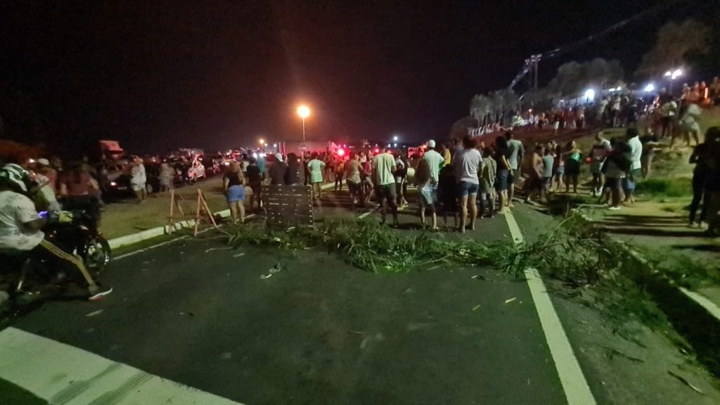 Depois de moradores travarem rodovia por 3 horas, CIS retoma abastecimento no Portal do Éden