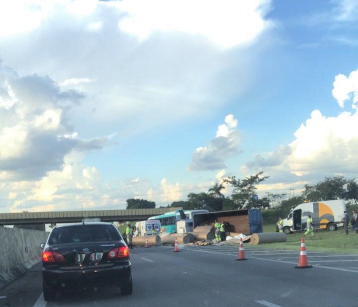 Carreta tomba e interdita alça de acesso na SP-75