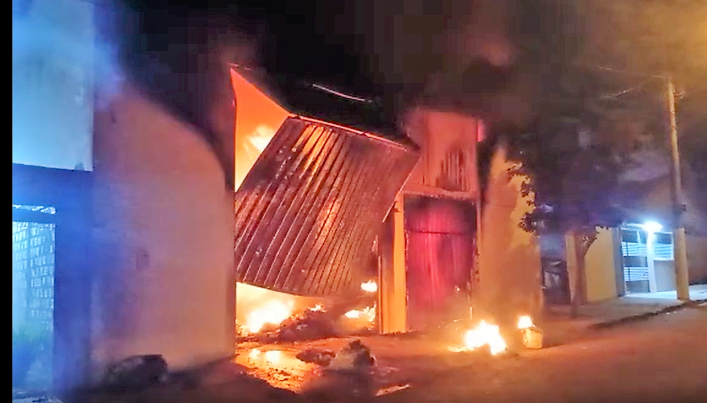 Incêndio atinge depósito de loja de tecidos em Itu
