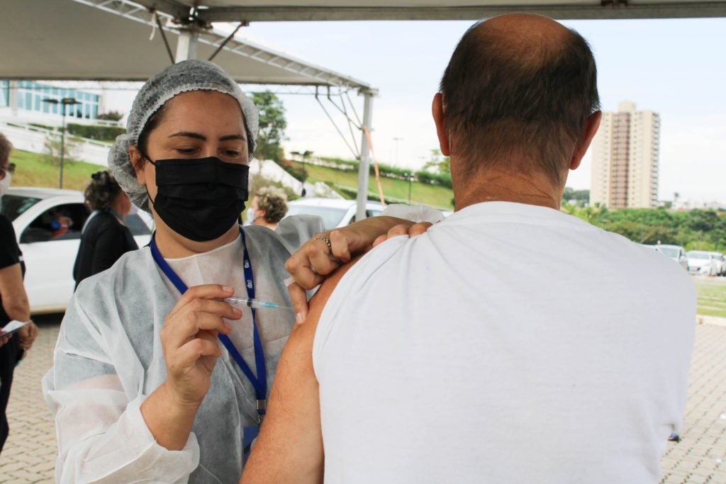 Covid: Saúde inicia quarta dose de vacina para idosos com mais de 60 anos