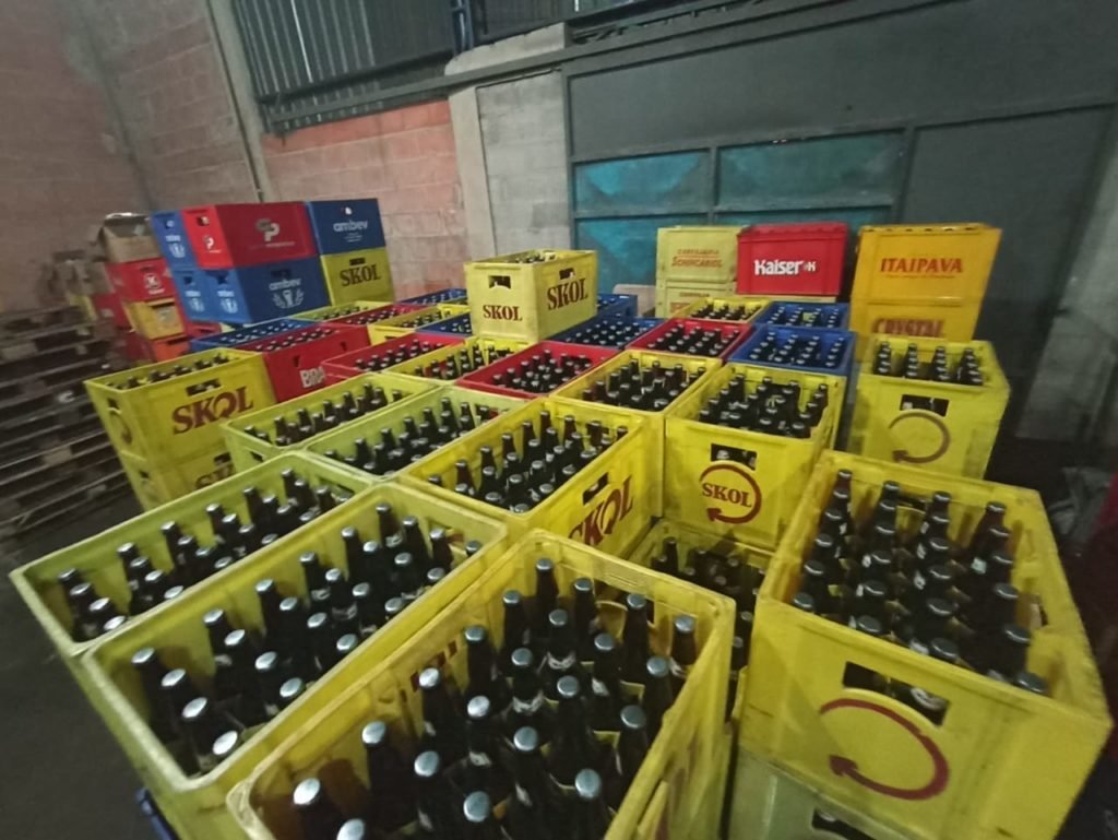 PM fecha galpão com 24 mil cervejas adulteradas