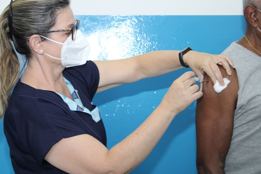 Vacinação contra Covid e gripe seguem nesta semana