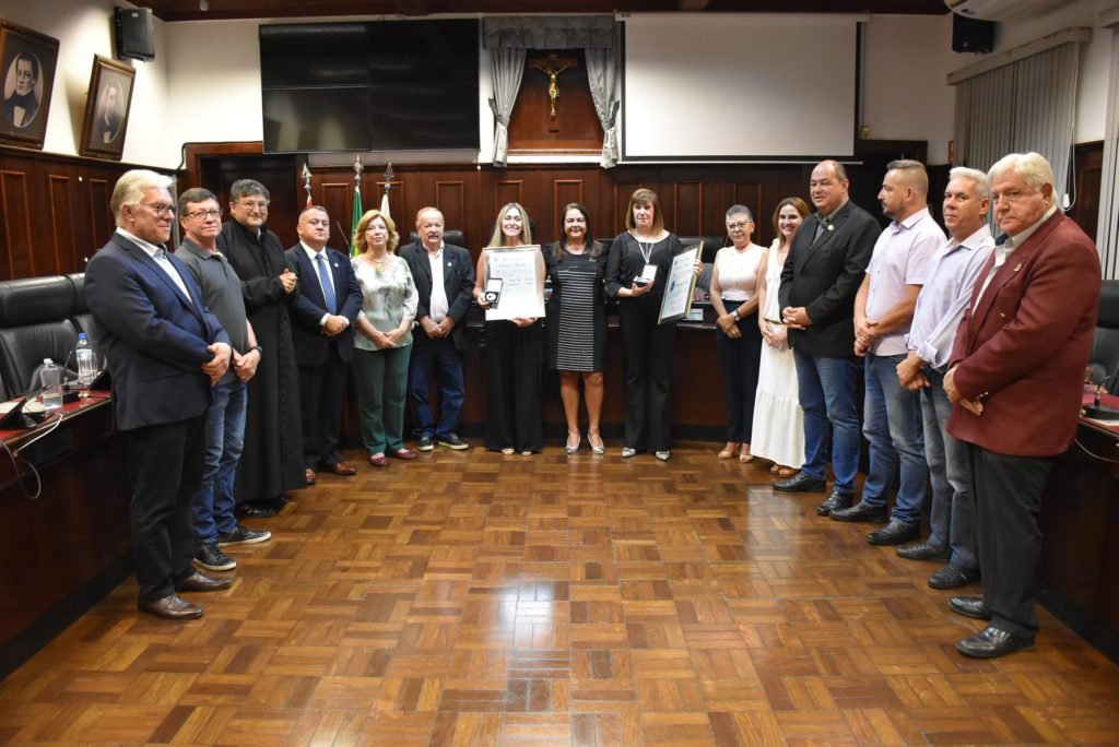 “Diploma e Medalha Mulher Ituana” são entregues a profissionais da educação