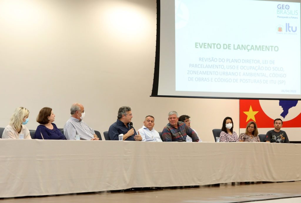 “Vagabundos, lunáticos e canalhas”: Gazzola dispara contra oposição em reunião de Plano Diretor