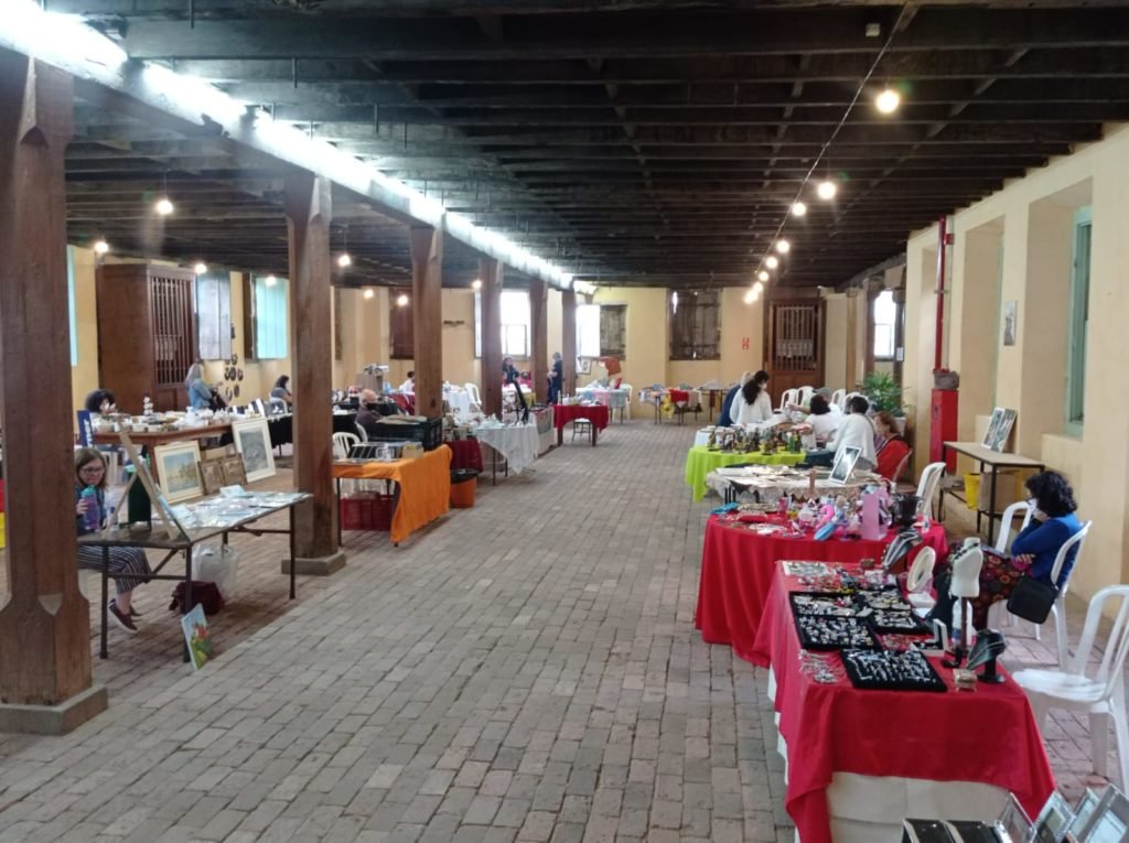 Feira “Antiguidades &#038; Curiosidades” acontece neste domingo
