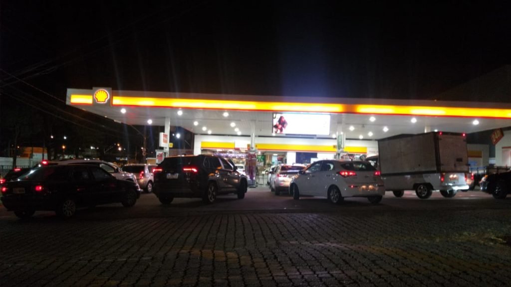 Ituanos enfrentam filas de 50 minutos e gasolina chega a R$ 7,19