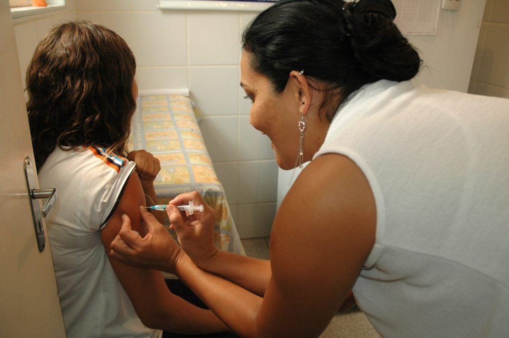 Secretaria de Saúde vacina amanhã meninos e meninas de 9 a 14 anos contra o HPV
