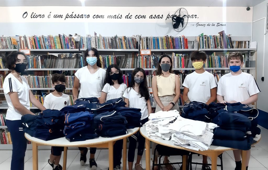 Alunos do Colégio Almeida Júnior fazem arrecadação de uniformes usados e realizam Bazar do Bem