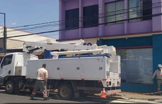 Homem tem parte do corpo queimado após recebe choque de alta tensão