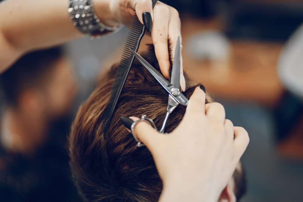Via Rápida oferece curso de barbearia para mulheres