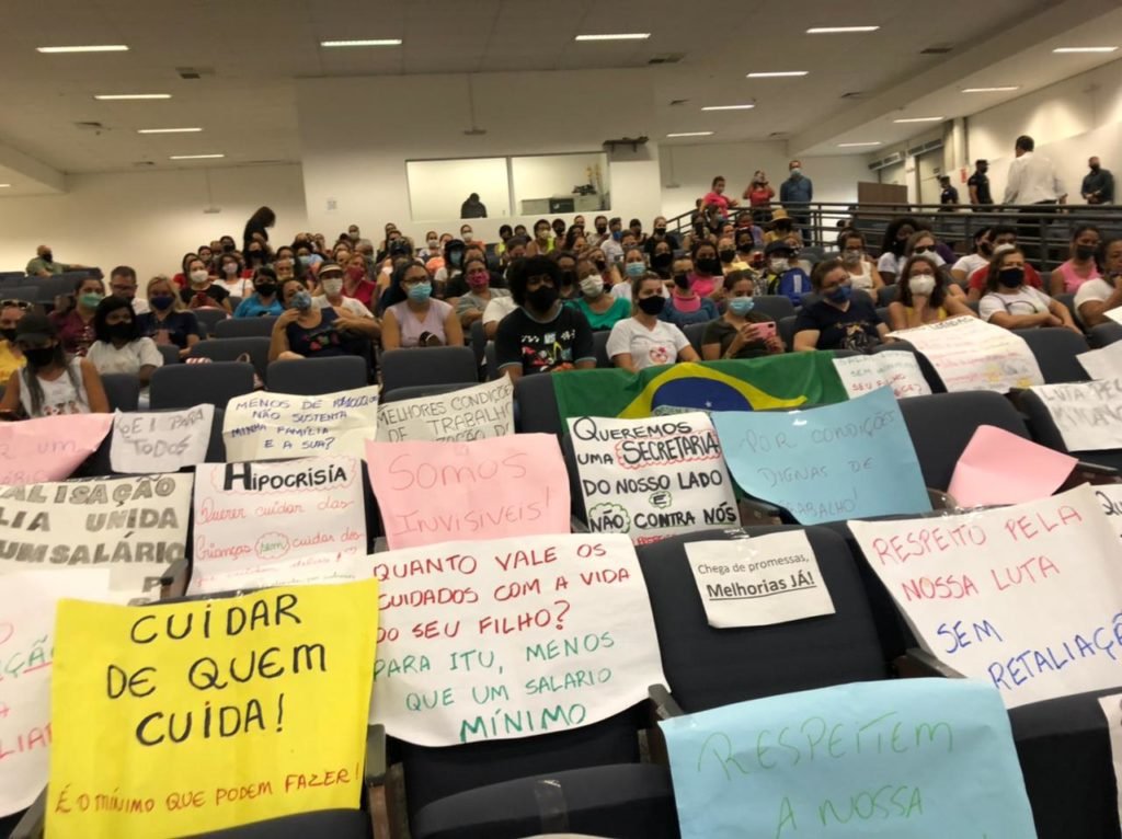Auxiliares e monitoras de creches municipais fazem protesto na Prefeitura