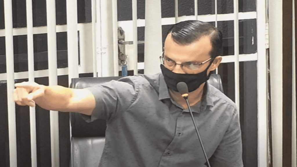 Vereador fiscaliza escola e vice-diretora chama a Guarda