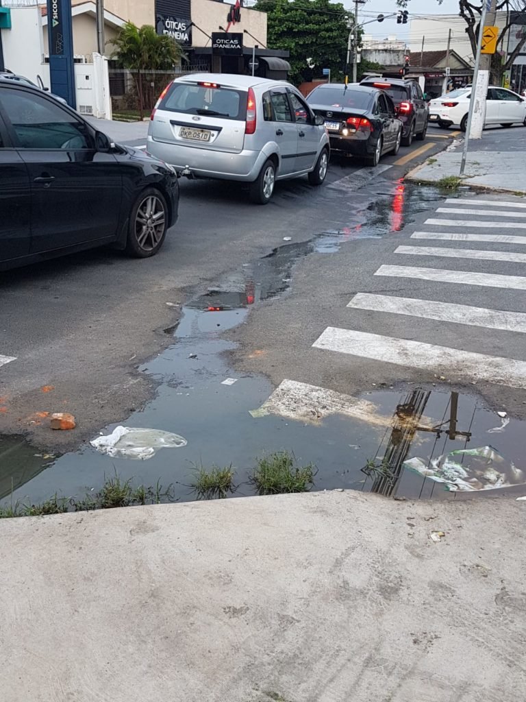 Esgoto está escorrendo a céu aberto há quase um mês, denuncia leitora