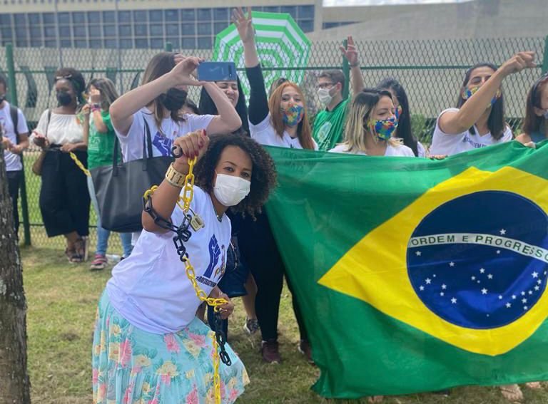 Ativista de Salto se acorrenta no STJ contra Rol Taxativo da ANS