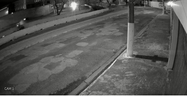 Motociclista cai dentro de córrego na Vila Santana; veja vídeo