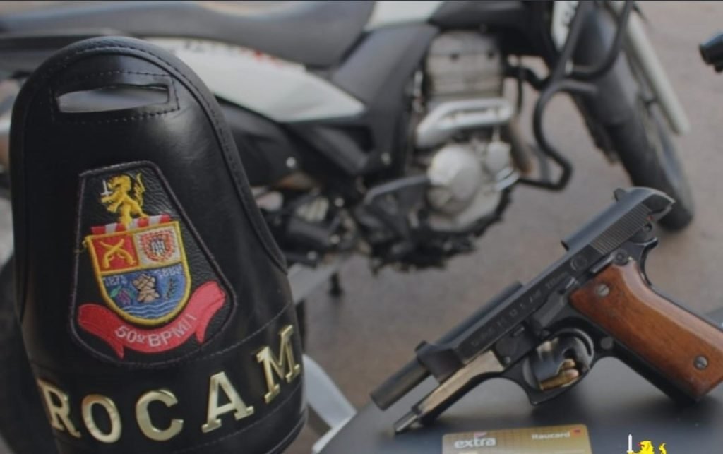 PM recupera moto roubada e apreende arma