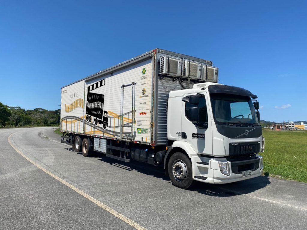 Projeto cultural leva cinema até paradas de descanso de caminhoneiros