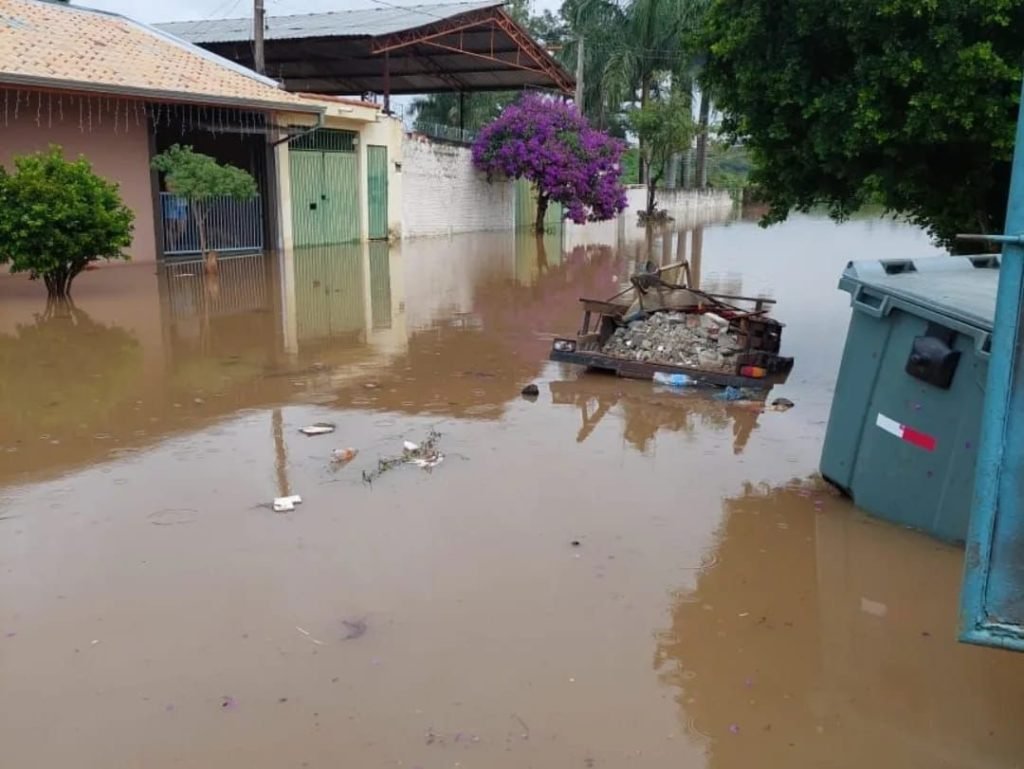 Rio Jundiaí e Tietê transbordam e preocupam saltenses