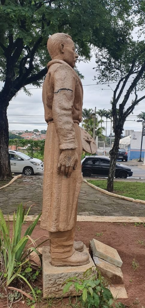 Estátua de Almeida Júnior é retirada para reparos após vandalismo