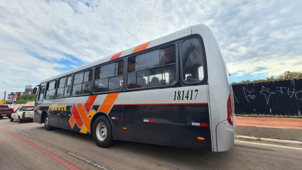 Passageiros questionam ônibus com cores das empresas anteriores do transporte público