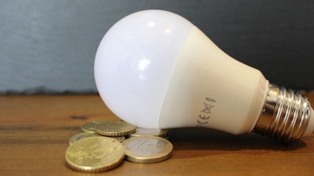 Energia elétrica deve subir 21% neste ano; veja 10 dicas para economizar