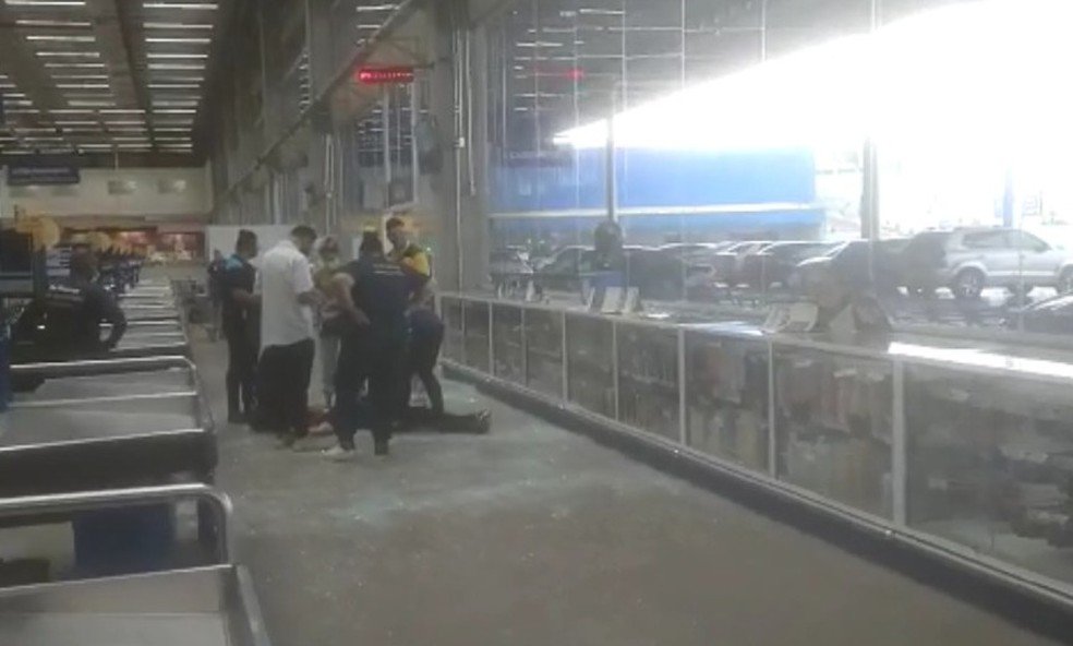 Vidraça de supermercado cai sobre funcionária
