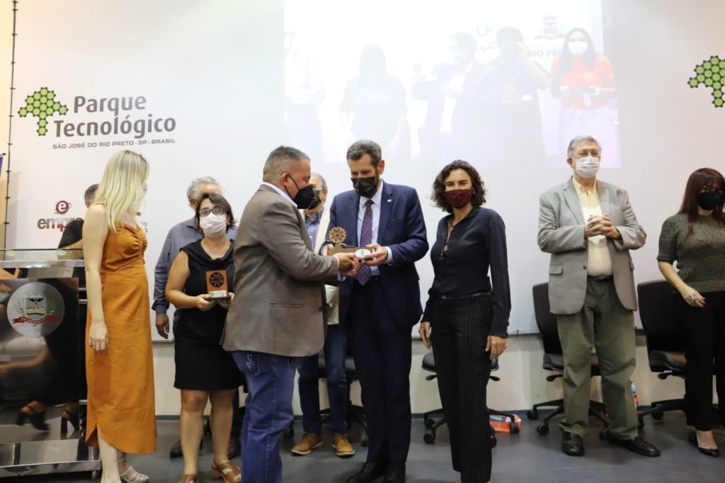 Itu conquista prêmios do Município Verde-Azul; vice-prefeito, Luciano Ribeiro, representa cidade na cerimônia