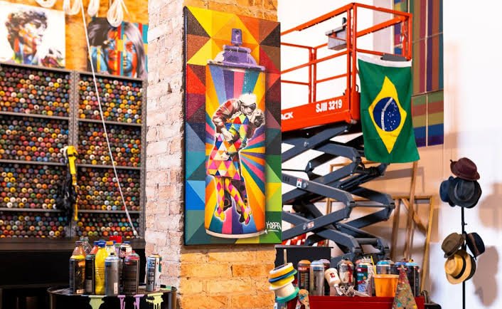 Ateliê Kobra abre exposição com pintores com a boca e os pés  