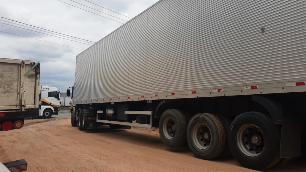 Moradora do Itaim reclama de bloqueio de estrada por caminhões de cervejaria