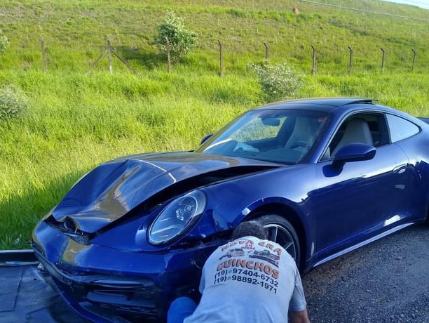 Motorista de Porsche que se envolveu em acidente fatal se apresenta à polícia