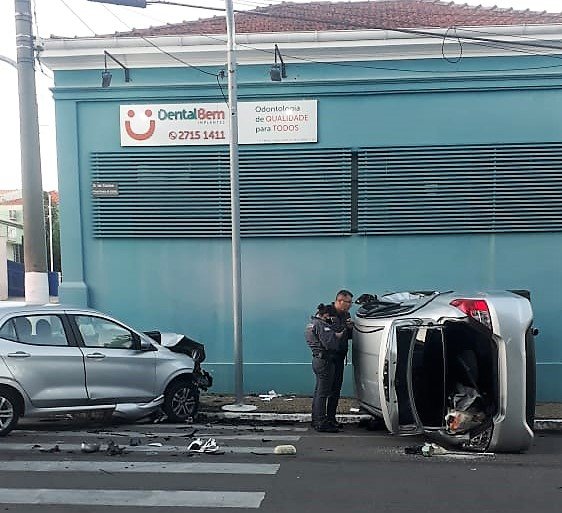 Acidente deixa carro virado na Praça do Quartel