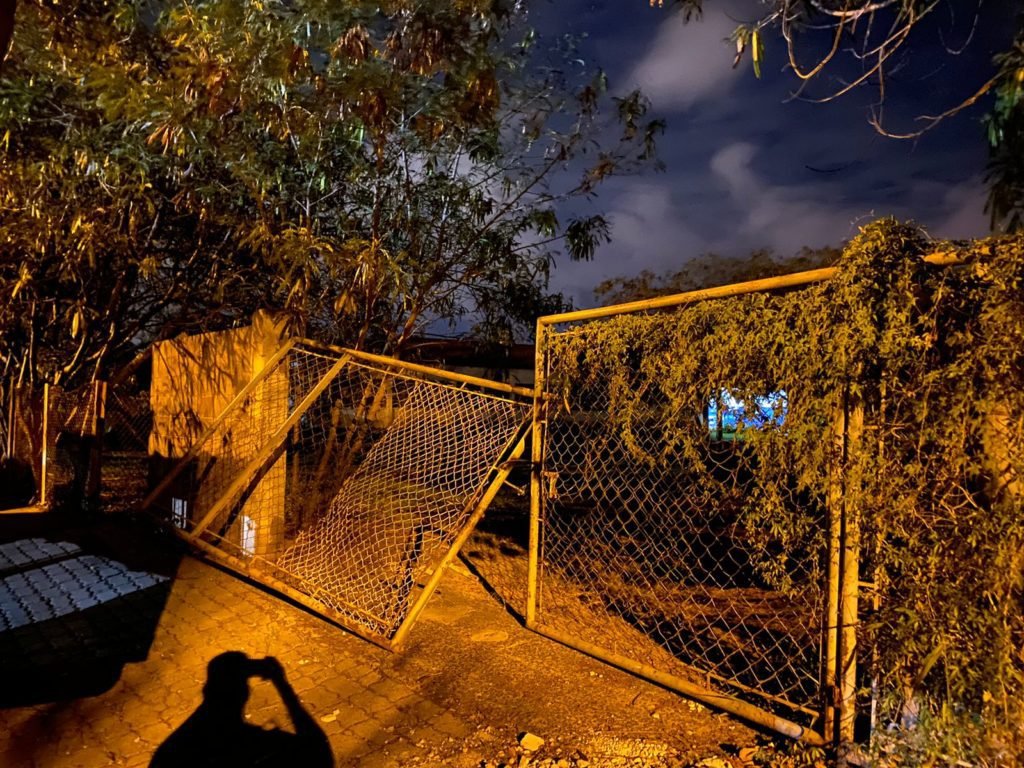 Casal arromba portão de escola municipal e é detido pela Guarda