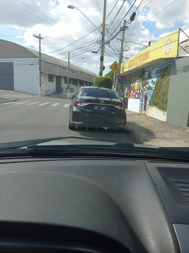 Carro oficial usado pelo prefeito de Itu é flagrado em frente a bar