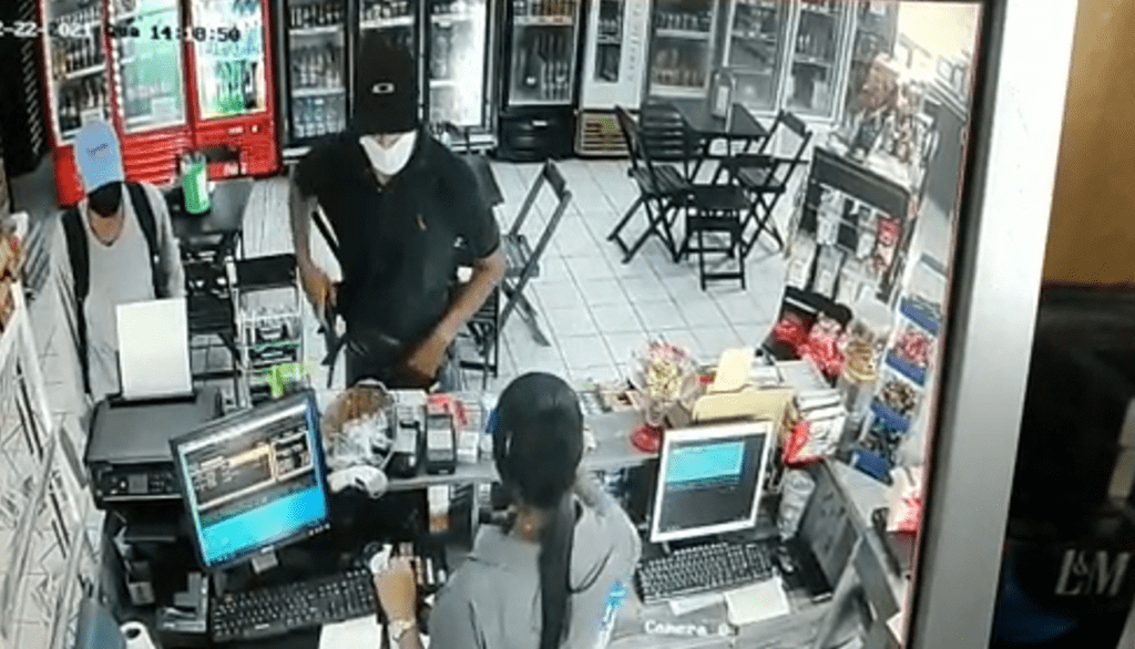 Guarda prende dois por assalto a posto e, em confusão, terceiro preso foge com algema em um dos braços em Itu; VÍDEO