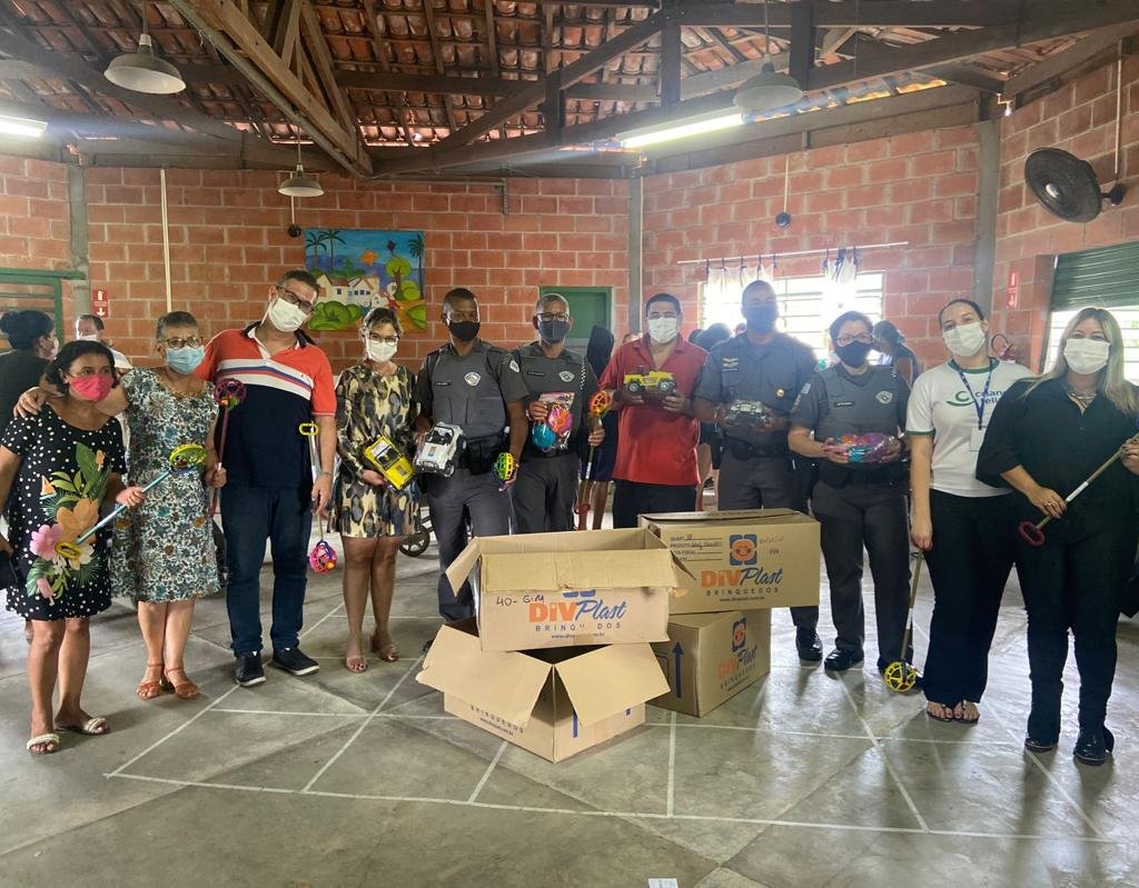 Policiais entregam presentes para 800 crianças em Itu