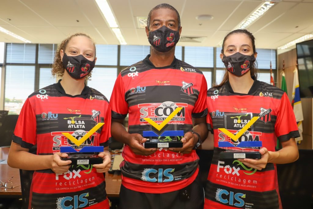 Atletas do tênis de mesa de Itu apresentam troféus conquistados no Campeonato Brasileiro