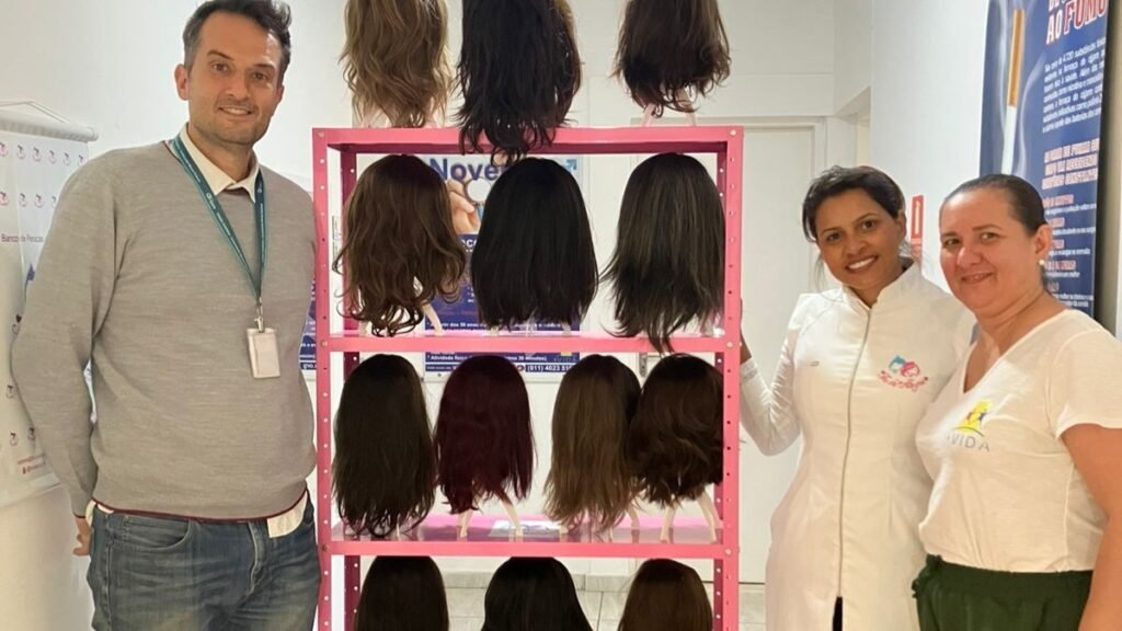 Colinas doa perucas para ONG que atende mulheres em tratamento contra o câncer