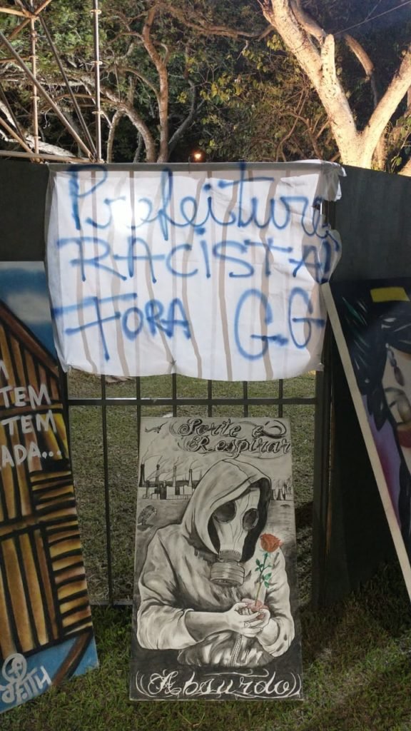 Ativistas fazem protesto contra Guilherme Gazzola