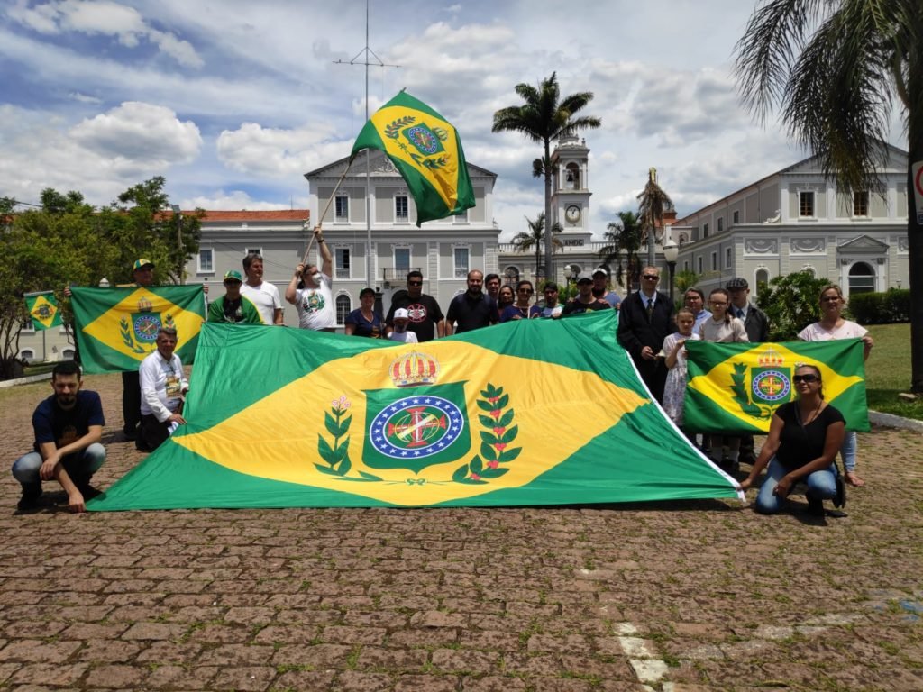 Monarquistas realizaram caminhada em Itu