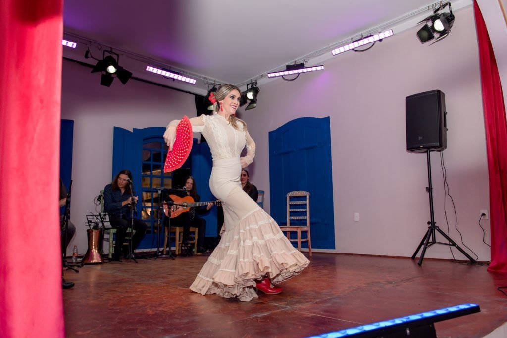 Espaço Arte em Tablado é aberto ao público e oferece aula de flamenco