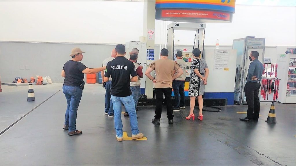 Polícia Civil e Ipem lacram bomba em posto de combustível