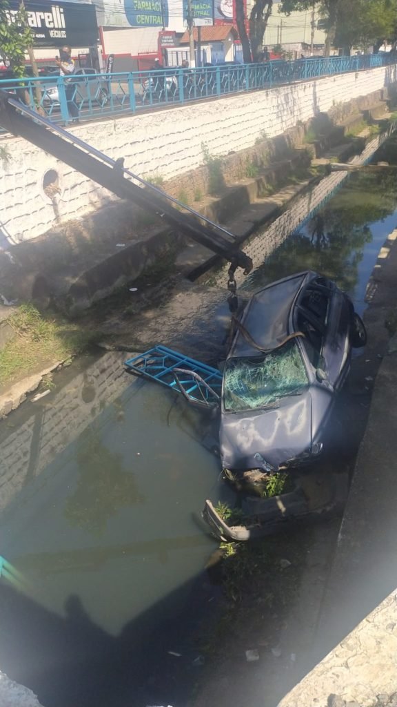 Motorista cai com carro em córrego e morre em Itu
