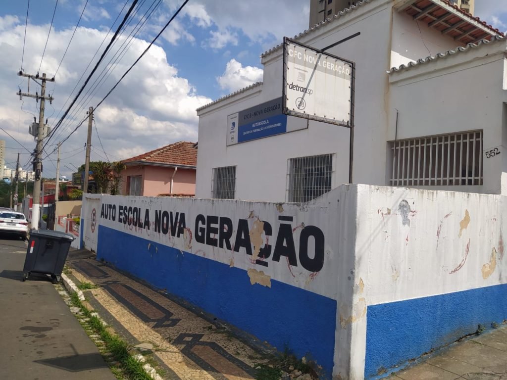 Autoescola fecha e alunos acusam proprietária de golpe