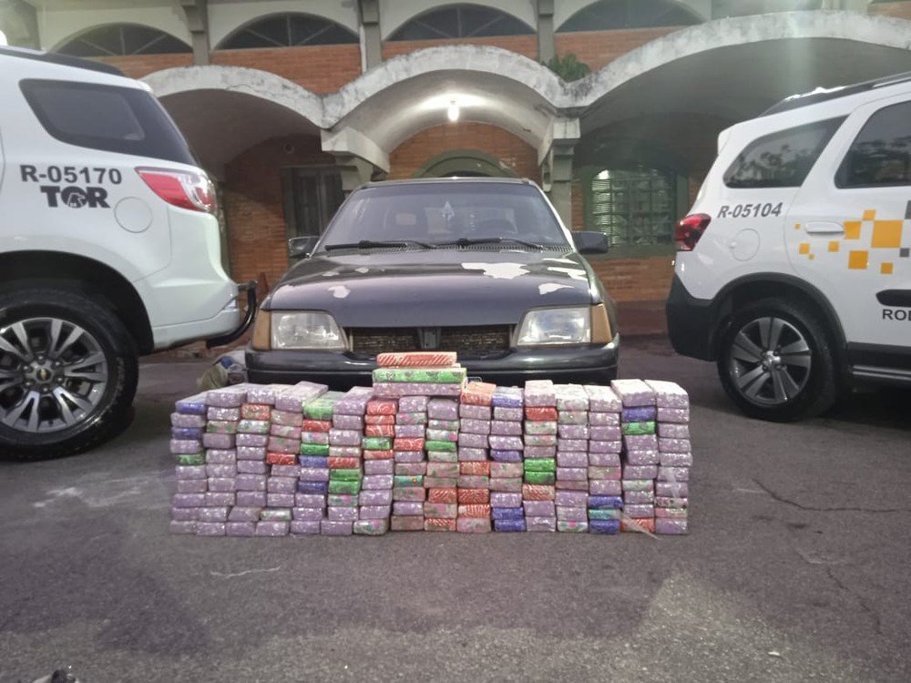 Homem é preso com 165 tabletes de maconha em carro