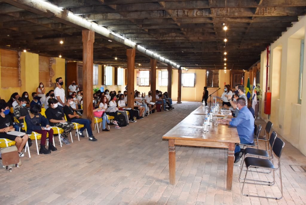 Alunos da Escola Estadual Regente Feijó participam de encontro com vereadores