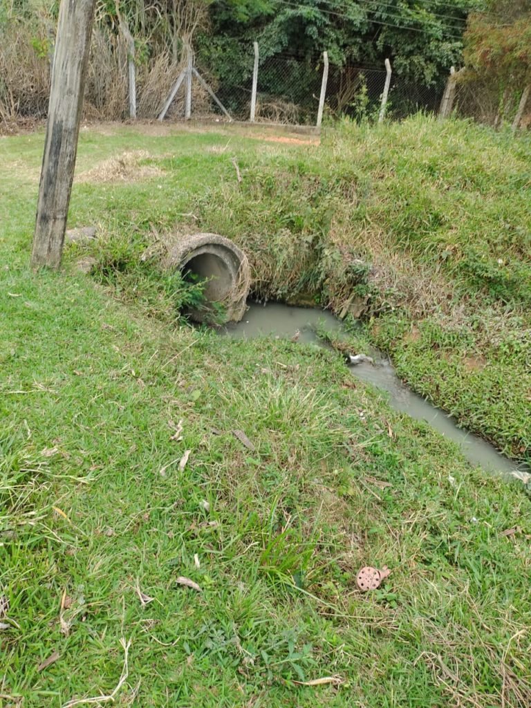 Moradores denunciam contaminação de córrego por esgoto em Itu