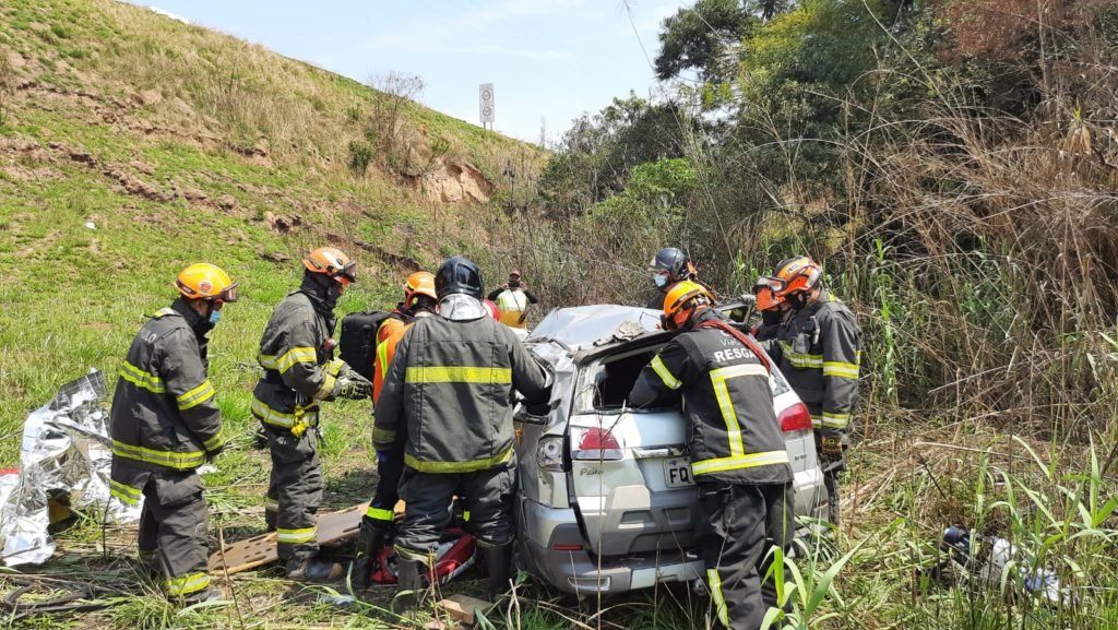 Águia resgata idosos após veículo capotar em ribanceira